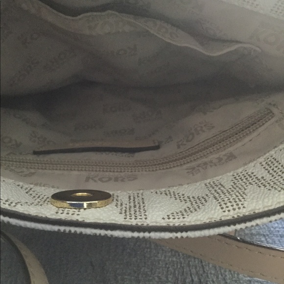 🌺SOLD🌺Michael Kors Crossbody Leather Bag - Picture 5 of 5
